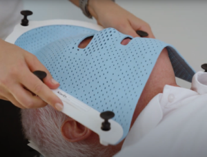 Maskenanfertigung bei einem Patienten für die Behandlung mit Radiochirurgie
